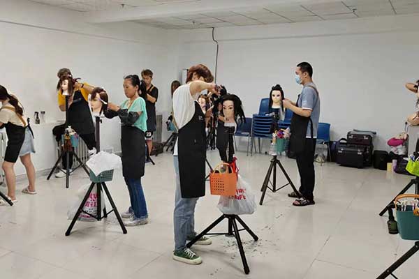 烟台标榜美容美发培训学校 - 美发师培训班