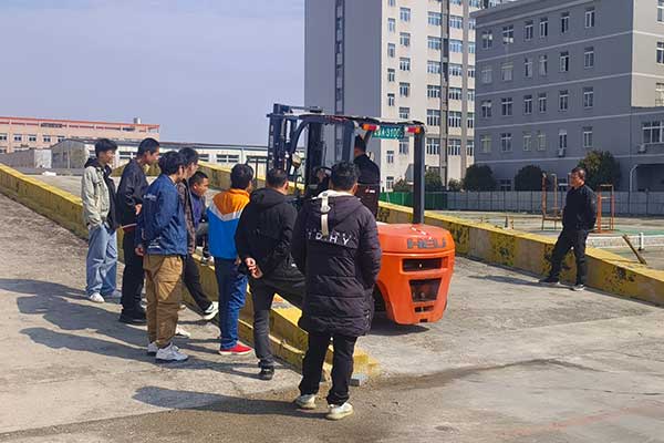 武汉叉车培训学校学费多少钱