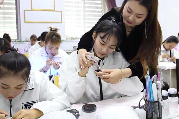 沈阳学化妆学费一般多少钱？要学多久？