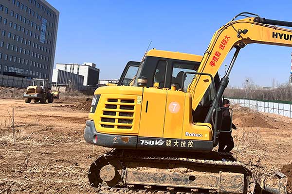 济南挖掘机培训班哪家好