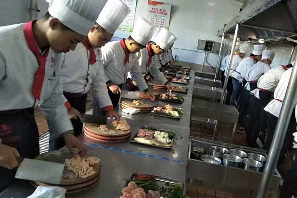保定虎振厨师技校学费一年多少钱