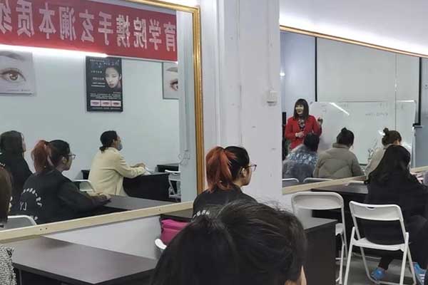 德州化妆学校哪家好？有宿舍吗？