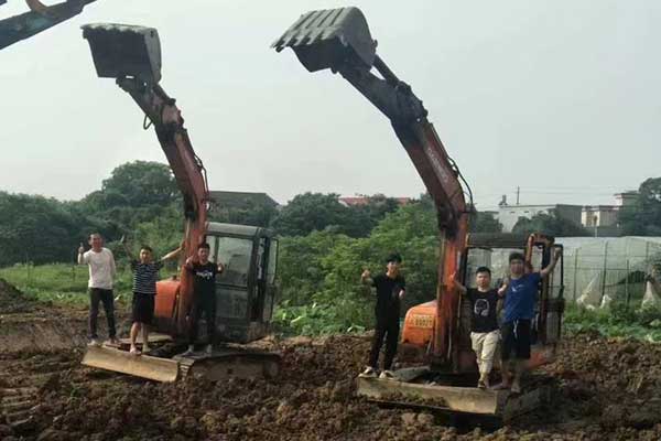 长沙学挖掘机的学校 - 学费多少 - 学多久