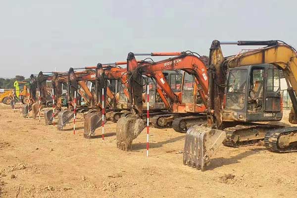 湘潭学挖掘机的学校 - 学费多少 - 学多久