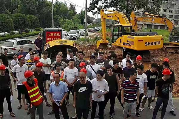 常德学挖掘机的学校 - 学费多少 - 学多久