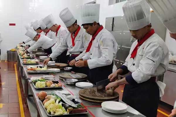 保定厨师中专学校排名？要分数吗？