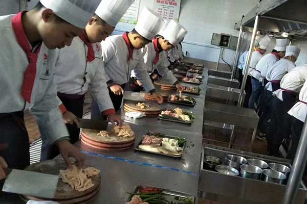 保定厨师中专技校有哪些？学几年？