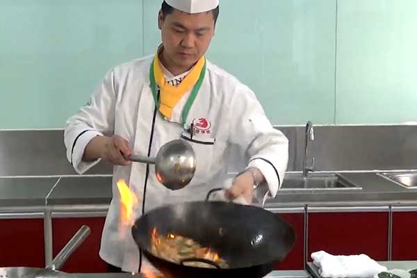 保定厨师中专学校学几年?地址在哪里？