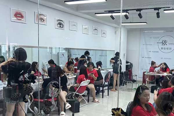 德州学美甲的地方有哪些？学费一千多？