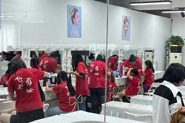 德州哪里学美甲美睫学校比较好一点