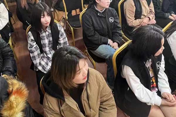 德州学美甲化妆的学校哪家好？