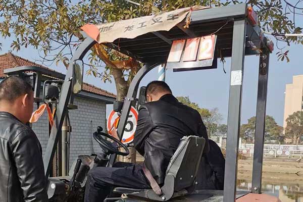 邵阳叉车培训学校在哪里 - 学费多少 - 学多久