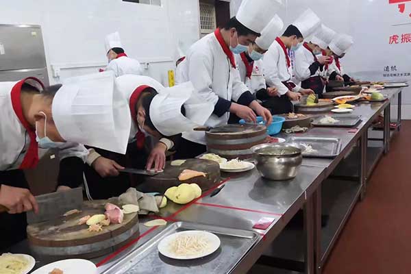 沧州学厨师培训费用多少钱（厨师速成班学费多少钱）