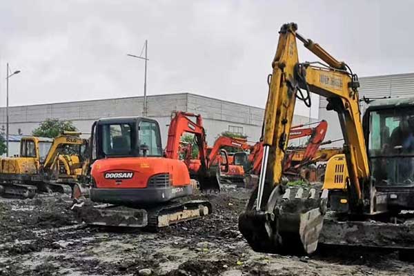 成都学挖掘机多少学费？学校在哪里?