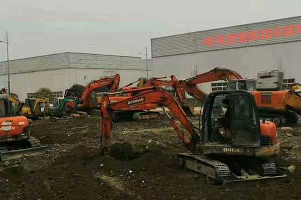 巴中学挖掘机哪里好 - 学费多少钱