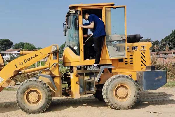 岳阳学铲车哪家学校好？学费多少？