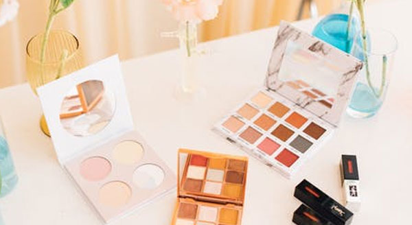 化妆师一个月工资多少?就业前景如何?